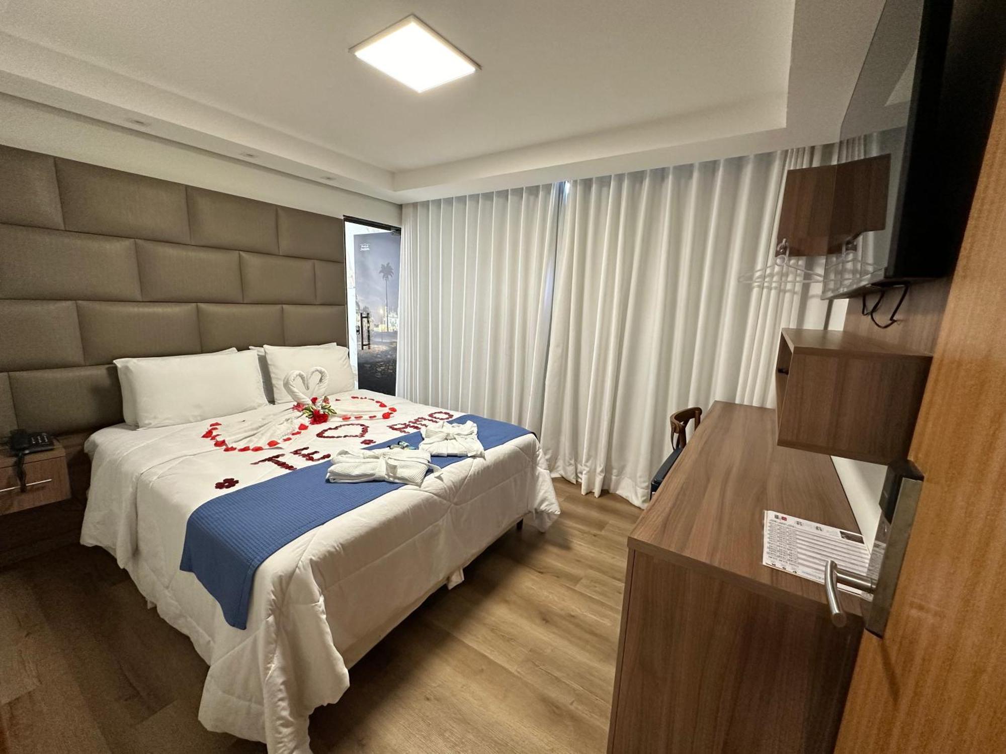 Quarto com Cama Queen-size e Banheira de Hidromassagem
